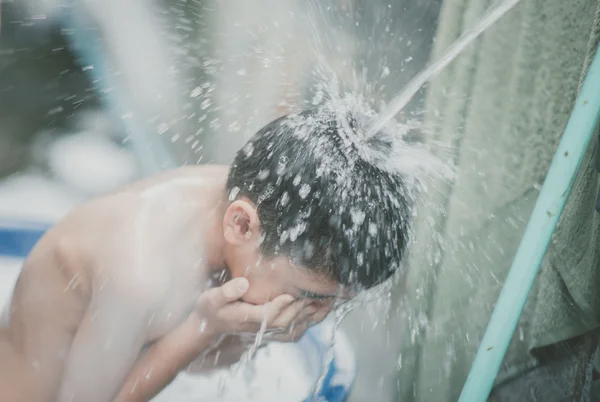 Menino jogando água respingo no quintal atividades ao ar livre verão tempo quente — Fotografia de Stock