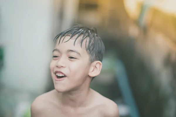 Niño jugando salpicadura de agua en el patio trasero actividades al aire libre verano tiempo cálido — Foto de Stock