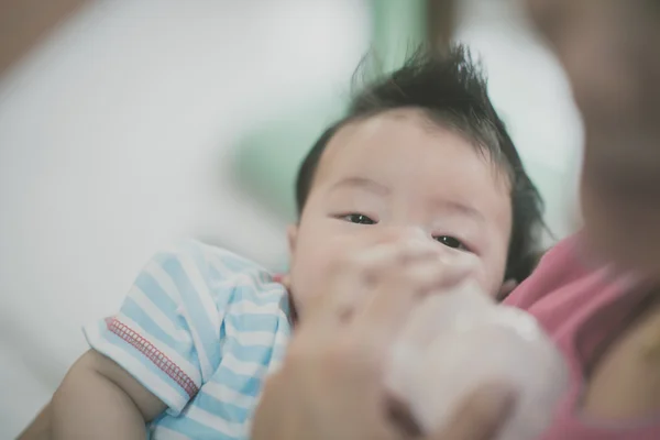 Baby drinken moeder borstvoeding melk van fles moeder bedrijf — Stockfoto