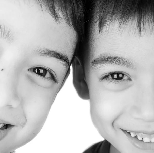 Close-up em olhos de irmão irmão sorrindo juntos preto e branco — Fotografia de Stock