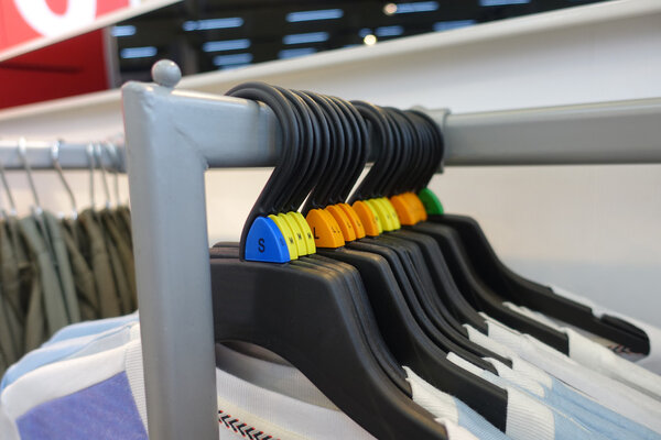 Детская ткань на виселице для продажи в торговом центре
