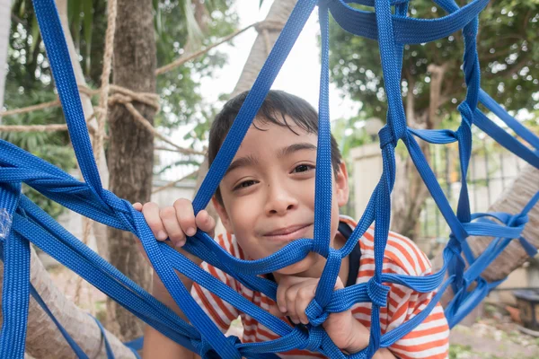 Kid klättring på trädet med rep netto utomhusaktivitet — Stockfoto