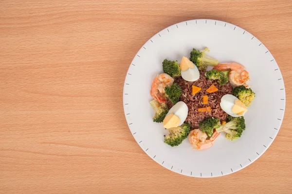 Camarones con brócoli frito sin aceite con arroz integral y huevo hervido alimentos limpios saludables — Foto de Stock