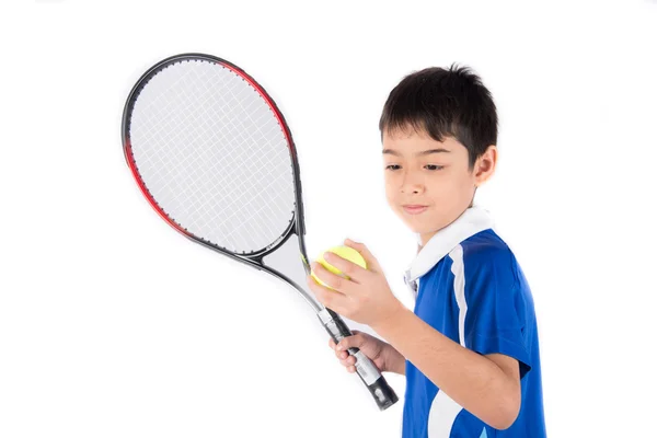 Menino jogando raquete de tênis e bola de tênis na mão — Fotografia de Stock