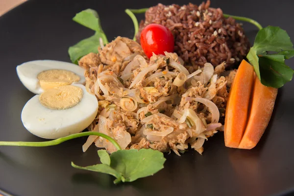 Spicy Tuna salad with brown healthy rice and boiled egg clean food — Stock Photo, Image