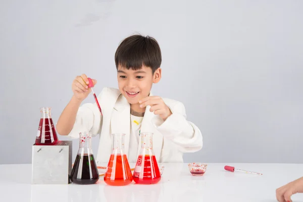 Malý chlapec studie vědeckého vzdělávání ve třídě — Stock fotografie