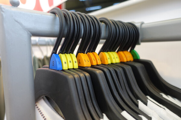 Детская ткань на виселице для продажи в торговом центре
