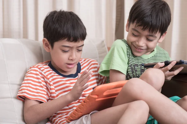 Little sibling boy playing game on mobile together — Stock Photo, Image