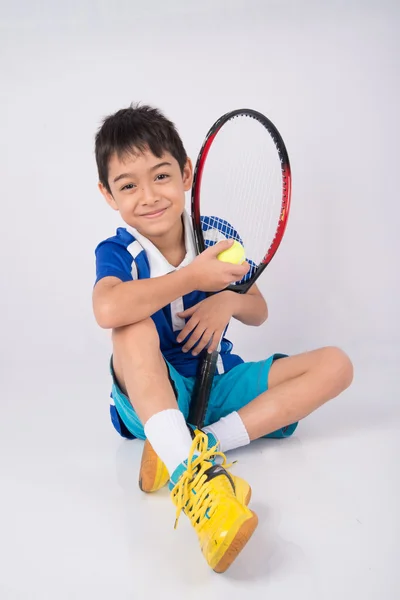 Niño jugando raqueta de tenis y pelota de tenis en la mano — Foto de Stock