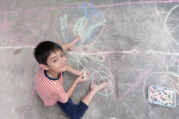 Çizim ve boyama tebeşir tarafından yere küçük çocuk — Stok fotoğraf
