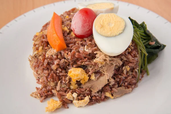 Fried brown rice with tuna  boiled egg healthy clean food — Stock Photo, Image