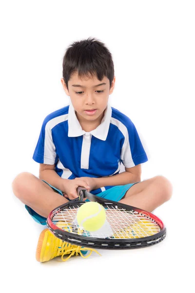 Malý chlapec hraje tenisovou raketu a tenisový míček v ruce — Stock fotografie