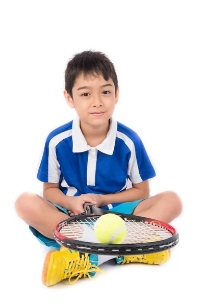 Niño jugando raqueta de tenis y pelota de tenis en la mano — Foto de Stock