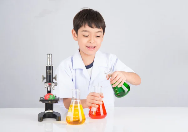 Malý chlapec studie vědeckého vzdělávání ve třídě — Stock fotografie