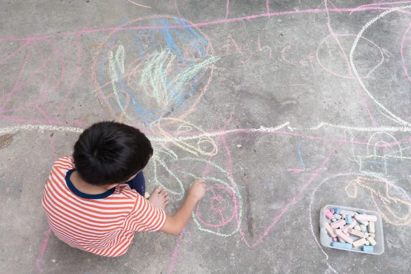 Menino desenho e coloração por giz no chão — Fotografia de Stock