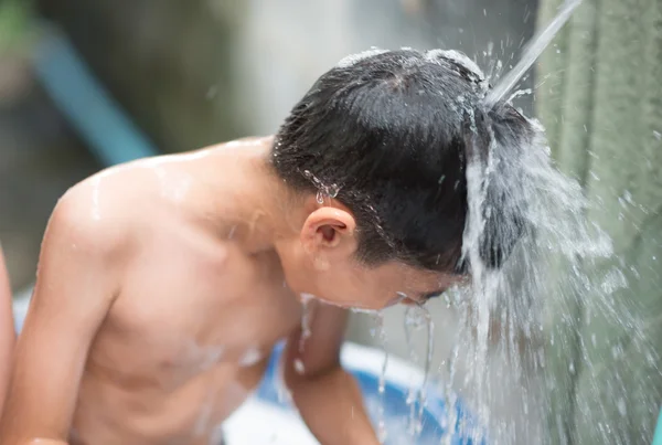 Menino jogando água respingo no quintal atividades ao ar livre verão tempo quente — Fotografia de Stock