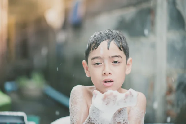 Menino jogando água respingo no quintal atividades ao ar livre verão tempo quente — Fotografia de Stock