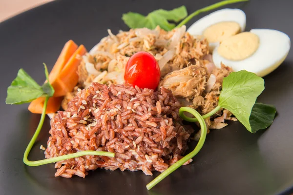 Ensalada de atún picante con arroz integral sano y huevo hervido alimentos limpios — Foto de Stock