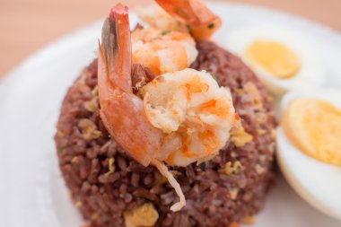 Karides, havuç ve haşlanmış yumurta sağlıklı temiz gıda hiç yağ ile ateş kahverengi pirinç az yağlı eklendi