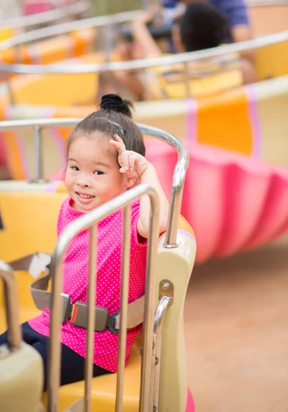 Niña en el parque de atracciones — Foto de Stock