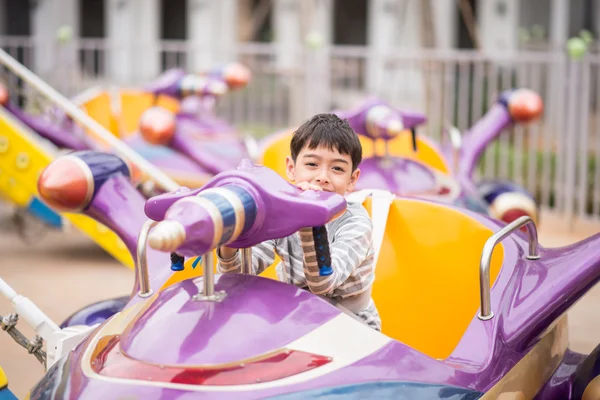 Little boy in amusement park — Stockfoto