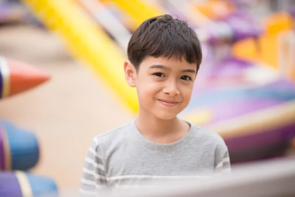 Little boy in amusement park — Stockfoto