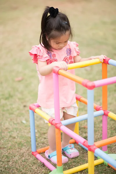 Close-up van Aziatische meisje spelen op de speelplaats met gelukkig en glimlach — Stockfoto