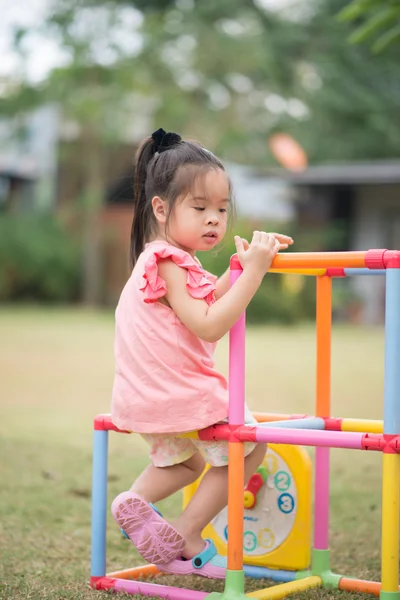 Nahaufnahme kleine asiatische Mädchen spielen auf Spielplatz mit glücklich und lächeln — Stockfoto