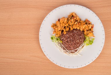 Karides, havuç ve haşlanmış yumurta sağlıklı temiz gıda hiç yağ ile ateş kahverengi pirinç az yağlı eklendi