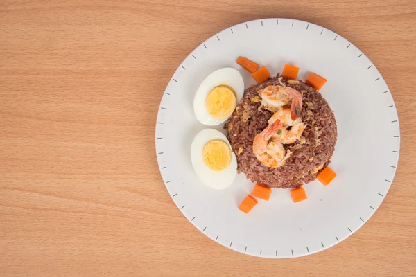 Arroz integral despedido con camarones, zanahoria y huevo cocido comida sana y limpia sin aceite añadido bajo en grasa — Foto de Stock