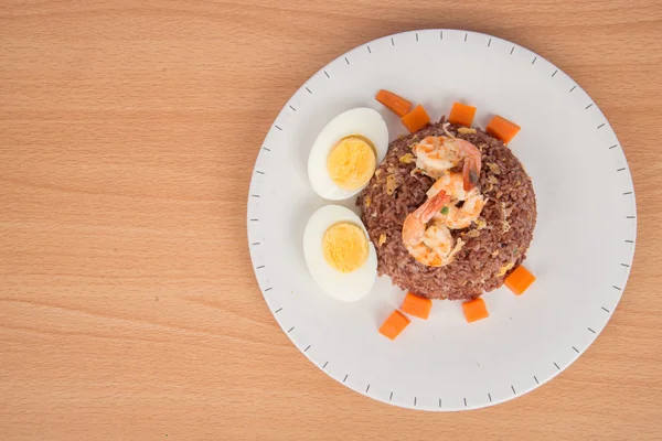 Riz brun brûlé aux crevettes, carotte et oeuf bouilli aliments sains et propres aucune huile ajoutée faible en gras — Photo