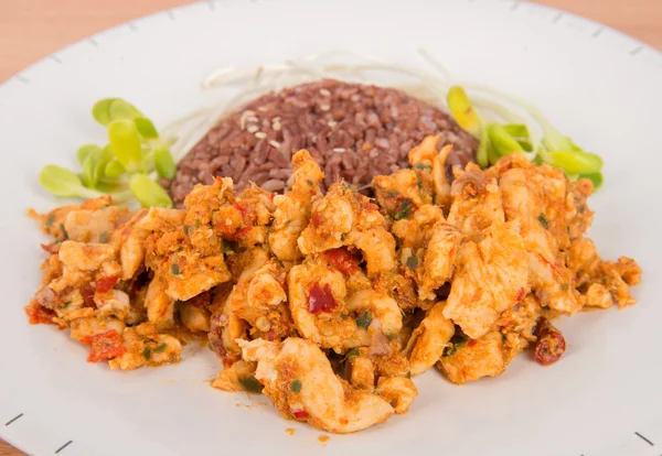 Arroz integral despedido con camarones, zanahoria y huevo cocido comida sana y limpia sin aceite añadido bajo en grasa — Foto de Stock