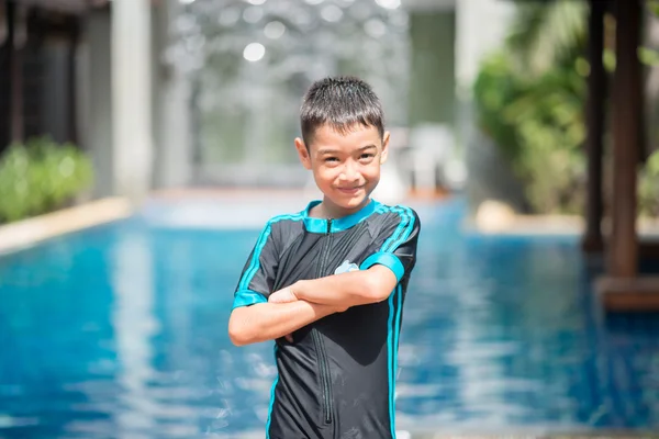 Pequena mistura Asiático menino árabe nadando na piscina no hotel atividade ao ar livre — Fotografia de Stock