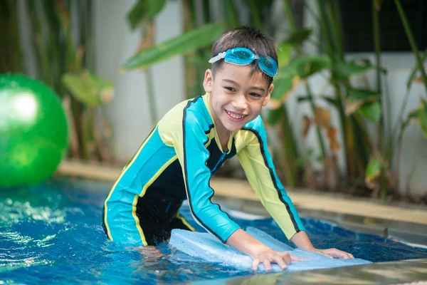 Na Little mix asijské arabských boy plavání v plaveckém bazénu v hotelu venkovní aktivity — Stock fotografie