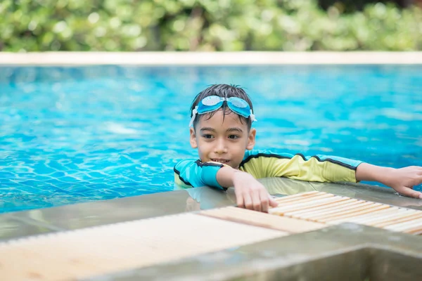 Pequeña mezcla de chico árabe asiático nadando en la piscina en el hotel actividad al aire libre — Foto de Stock