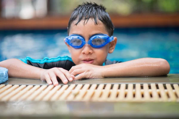 Pequeña mezcla de chico árabe asiático nadando en la piscina en el hotel actividad al aire libre — Foto de Stock