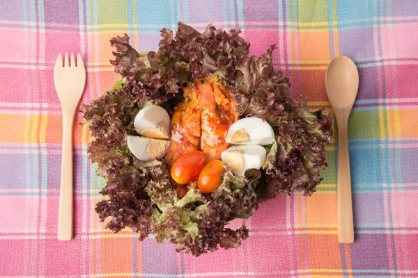 Frango grelhado salada oragnic vegetal com molho de gergelim — Fotografia de Stock