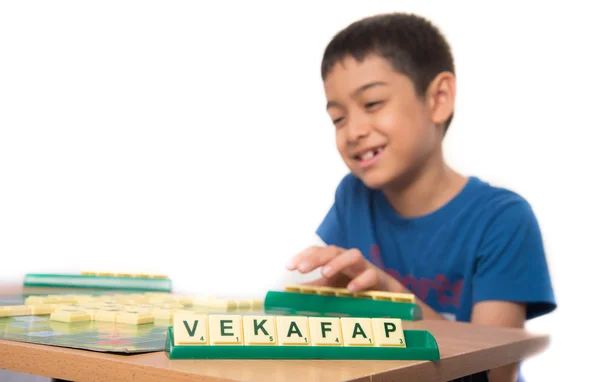 Mały chłopiec gra logiczna krzyżówka kryty aktywności edukacji językowej — Zdjęcie stockowe