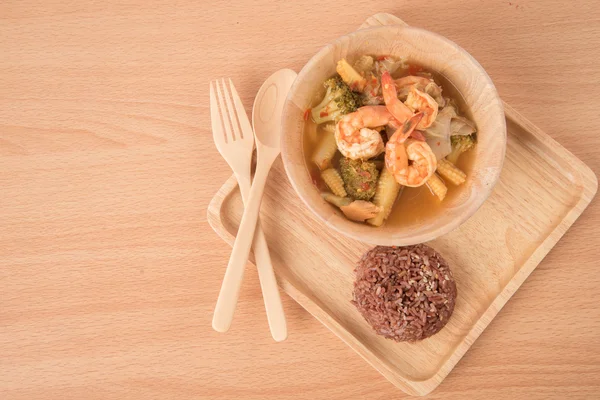 Sopa azeda com camarão e misturar vegetais alimentos saudáveis e arroz integral baixo teor de gordura — Fotografia de Stock