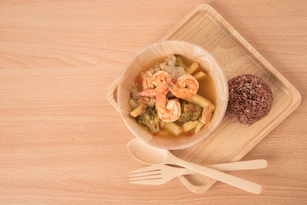 Sopa azeda com camarão e misturar vegetais alimentos saudáveis e arroz integral baixo teor de gordura — Fotografia de Stock