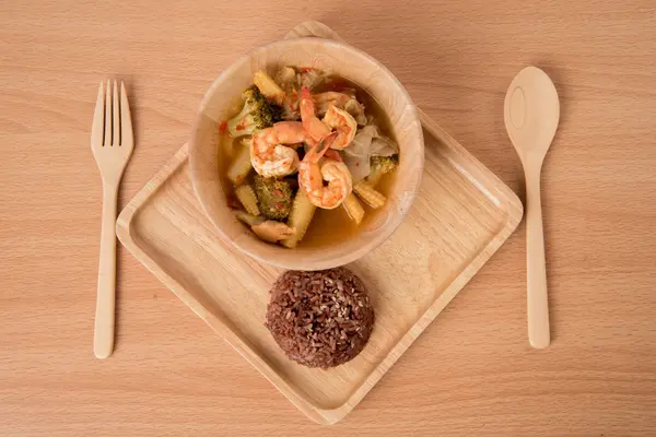Sopa azeda com camarão e misturar vegetais alimentos saudáveis e arroz integral baixo teor de gordura — Fotografia de Stock