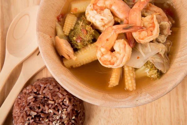 Sopa azeda com camarão e misturar vegetais alimentos saudáveis e arroz integral baixo teor de gordura — Fotografia de Stock