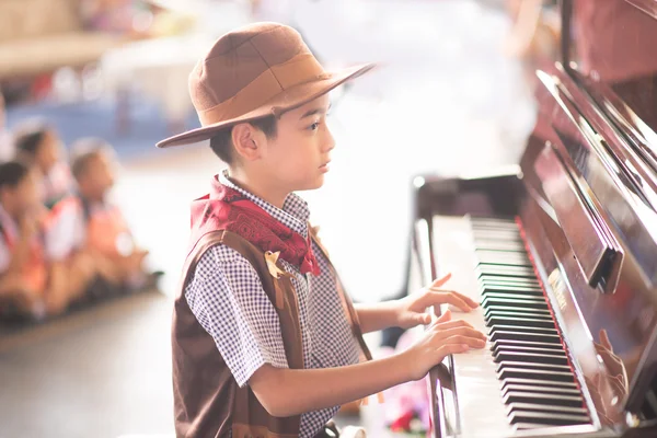 Jongetje speelt piano buiten prestaties — Stockfoto