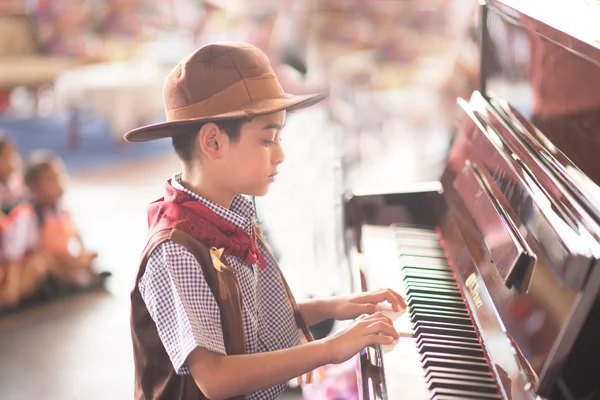 Jongetje speelt piano buiten prestaties — Stockfoto