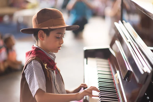 Jongetje speelt piano buiten prestaties — Stockfoto