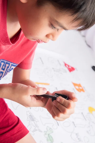 Menino pintando e colorindo alfabeto no papel atividades indoor — Fotografia de Stock
