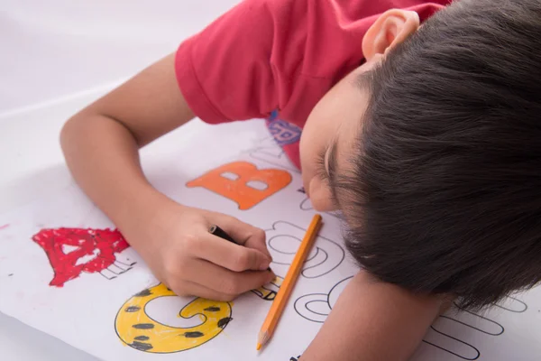 Menino pintando e colorindo alfabeto no papel atividades indoor — Fotografia de Stock