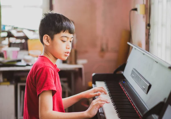 Kleiner Junge Lernt Klavierspielen Mit Digitalem Tablet — Stockfoto