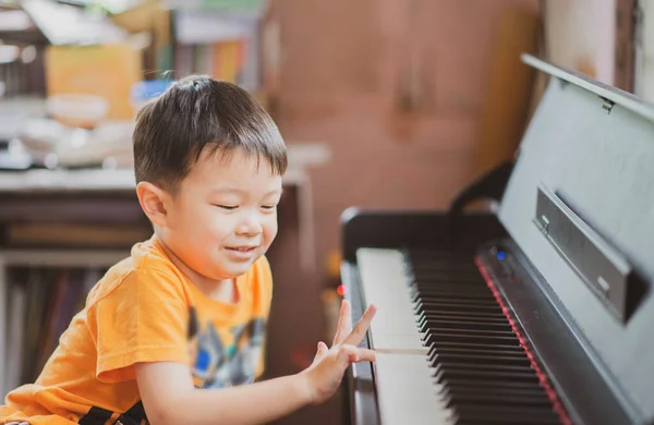 Kleiner Junge Lernt Klavierspielen Mit Digitalem Tablet — Stockfoto