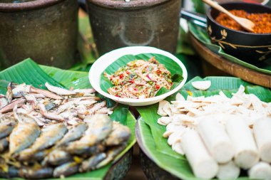 Erişte ve uskumru salatası Kuzey Tayland ve sokak foo
